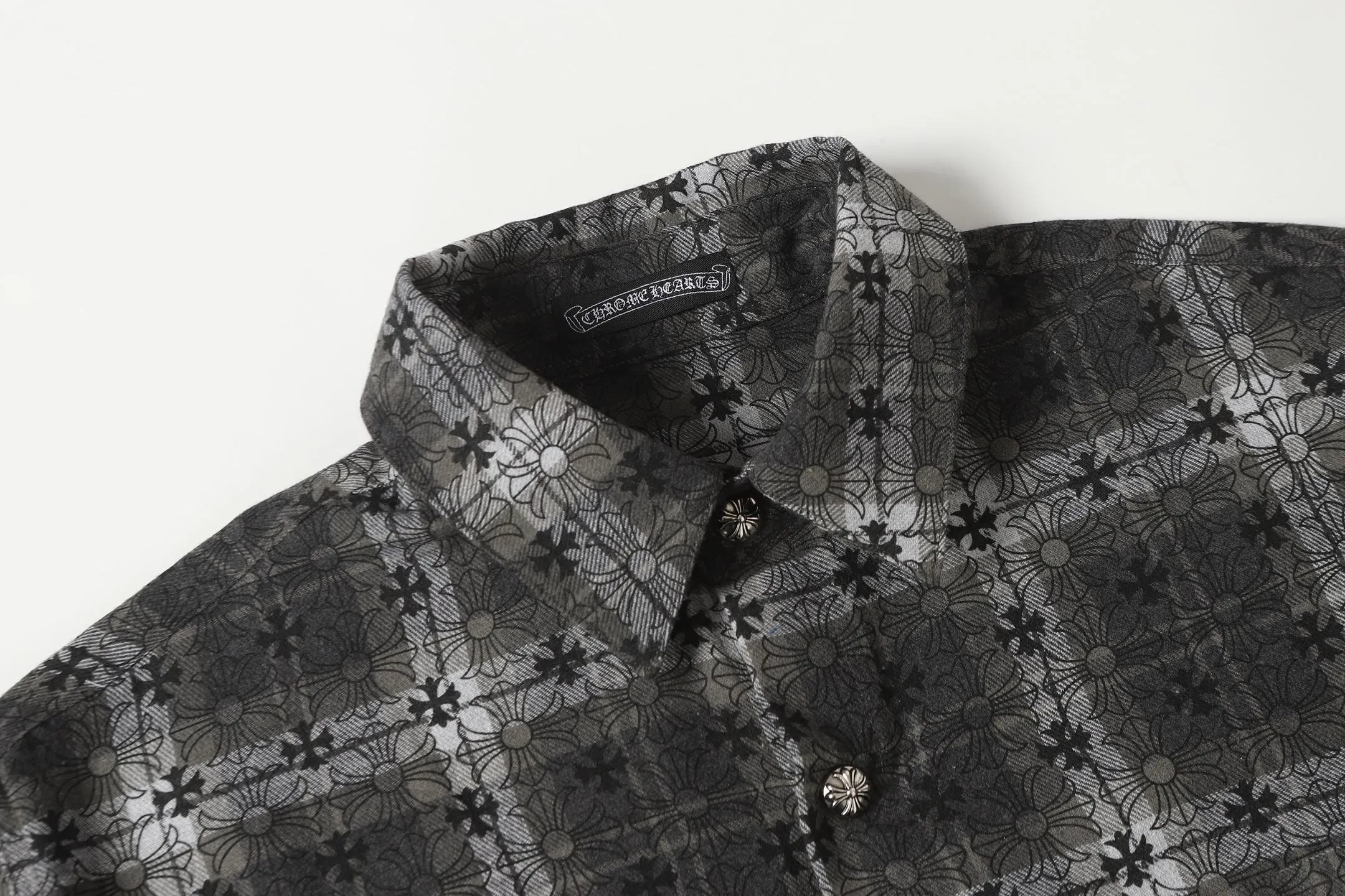P260 Cross-border model, please do not place an order if you are pursuing quality - Chrome Hearts/Chrome Hearts dark pattern plaid shirt long-sleeved Polo - High weight, high density and high quality. The wool is soft, delicate and skin-friendly. Soft and silky to the touch. Excellent warmth and skin-friendly properties. - Customized weaving and dyeing. No color difference. No matter the fabric or workmanship details, it is better than the ordinary version on the market. - Hardware and zipper accessories are all customized. Full of details -Colour: black -Size: S M L XL